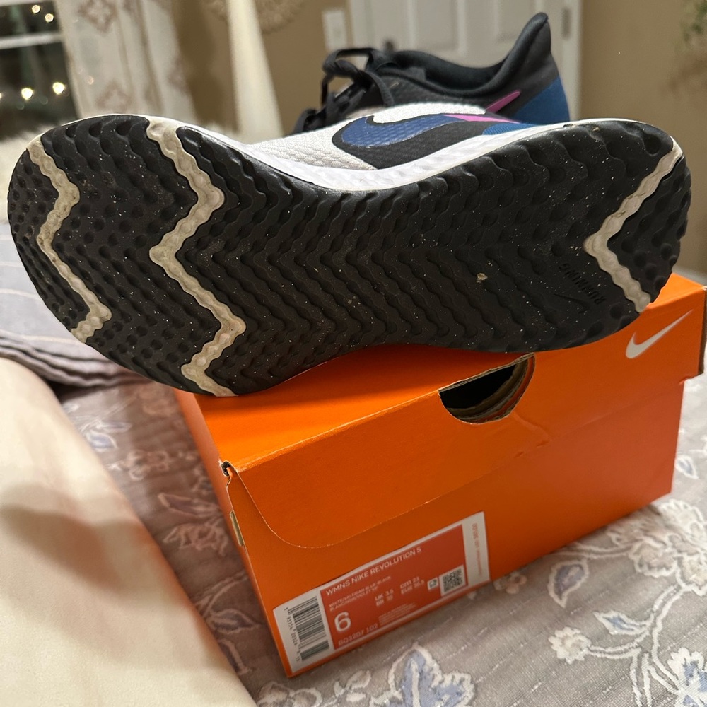 Nike size 6 - Picture 2 of 5